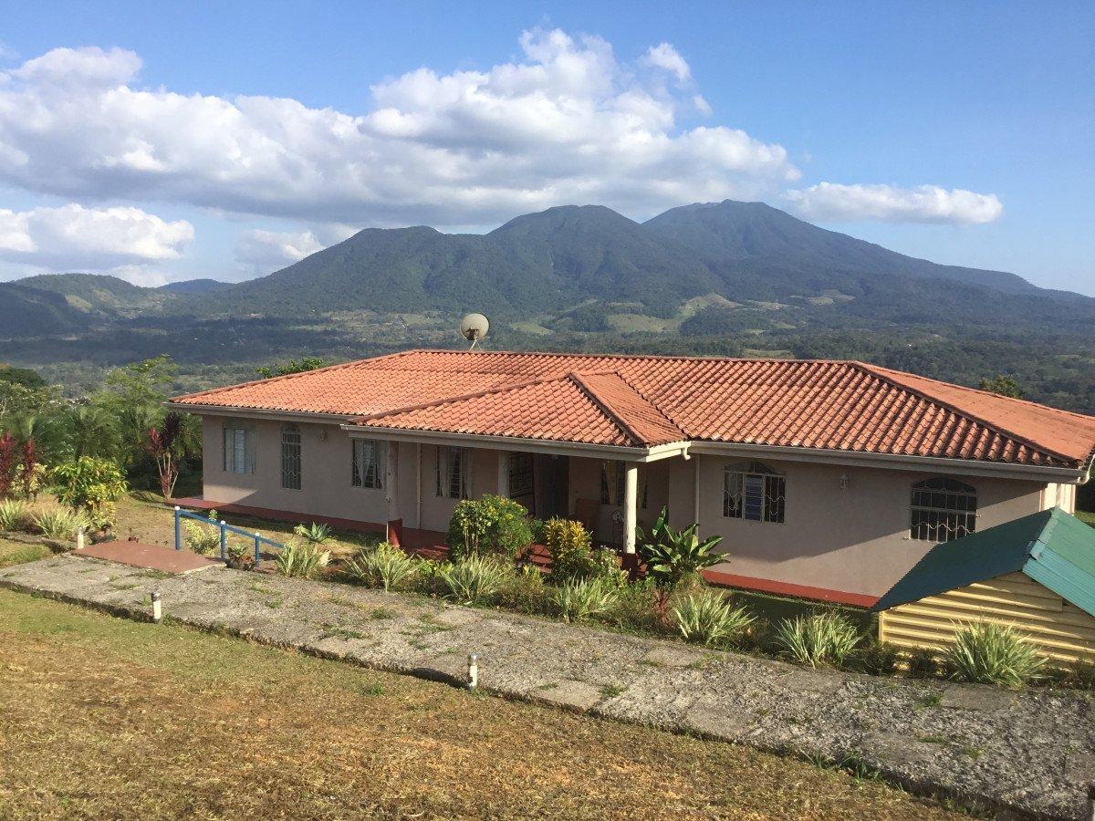 Costa Rica, propiété :1 maison principale de 230 m2 + 1 villa de 70m2 + autre dépendance à vendre au Costa Rica sur 1 hect. 300 de terrain